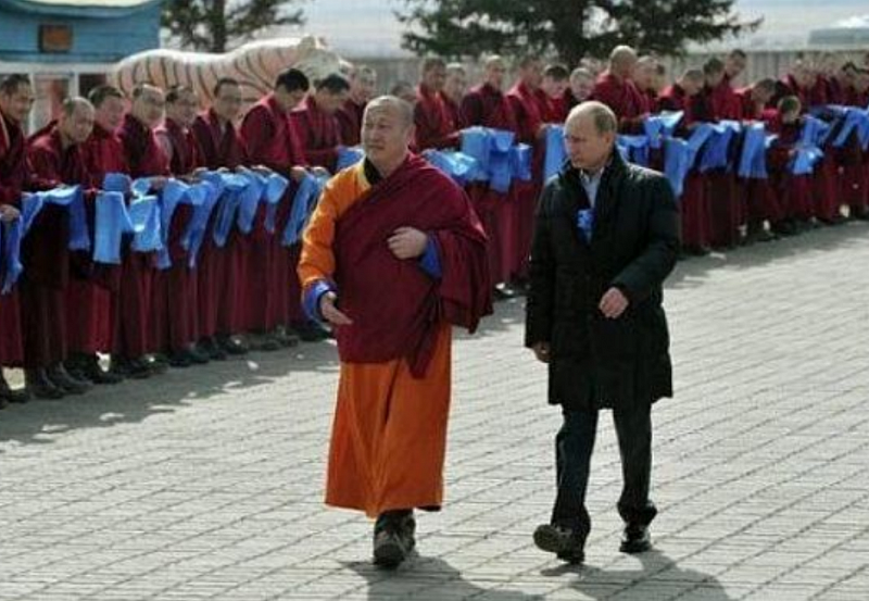 Путин наградил орденом Почёта главу буддистов России