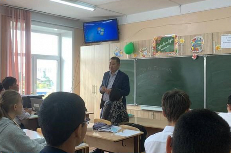 Министр туризма Бурятии провел урок истории в школе №17 