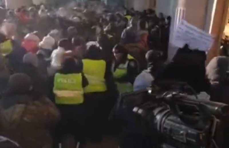 СМИ: во время акций протеста в Улан-Баторе пострадали 13 полицейских