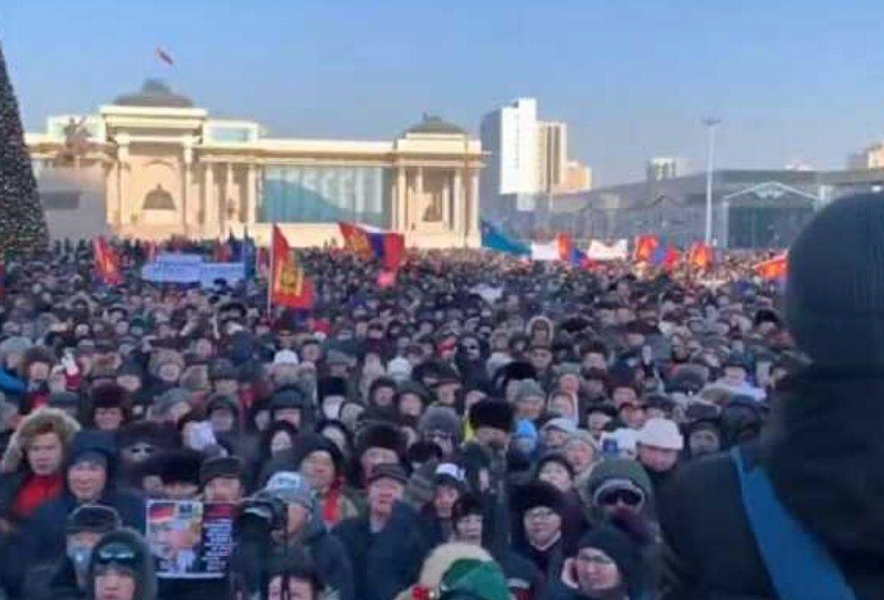 Число участников акции протеста в Улан-Баторе приблизилось к тысяче